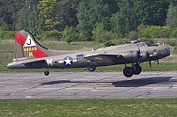Association Forteresse Toujours Volante – Boeing B-17G Flying Fortress F-AZDX / 4