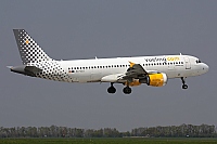 Vueling Airlines ( VLG , VY ) – Airbus A320-216 EC-KCU