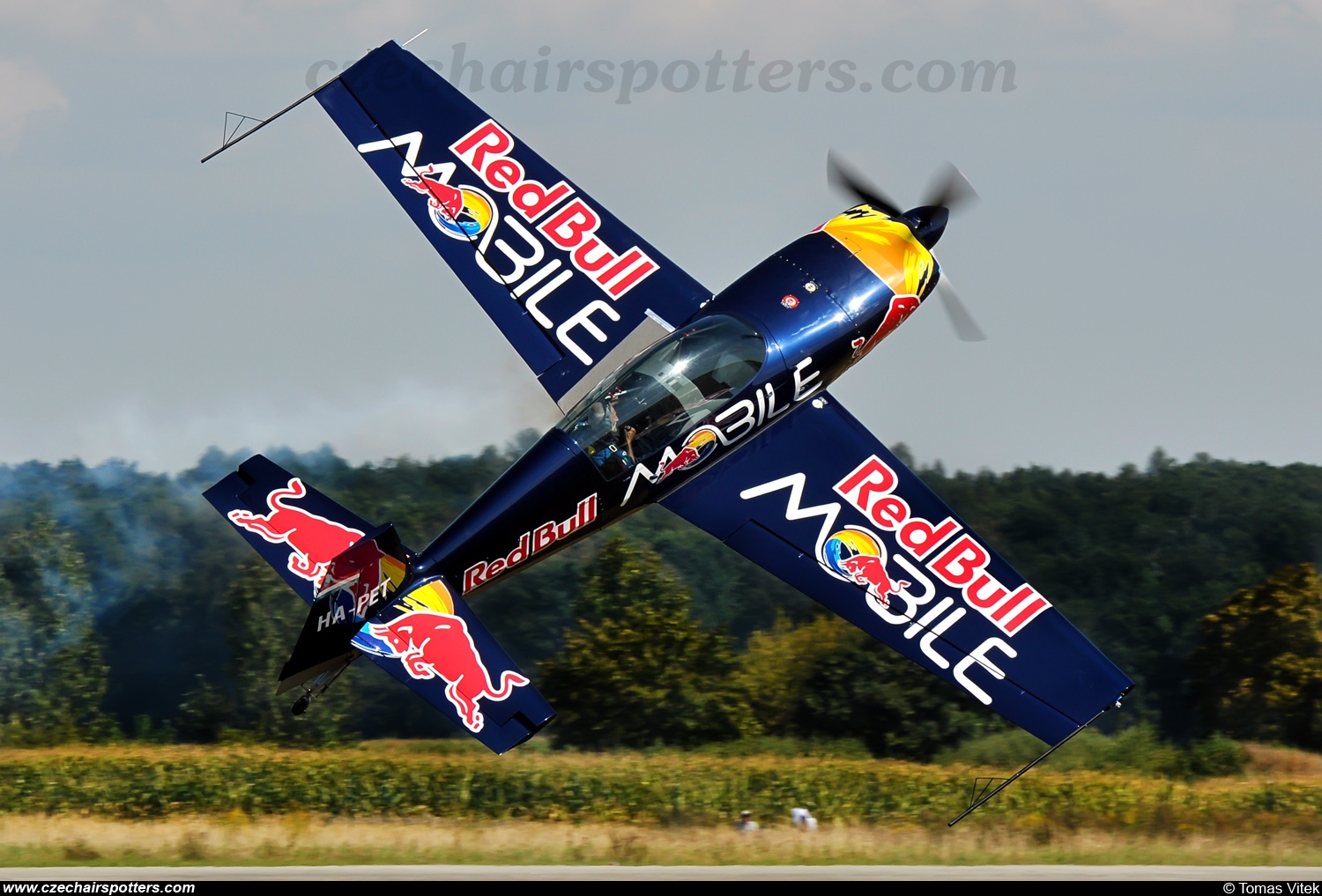 Red Bull Racing Team &ndash; Extra EA-300L HA-PET
