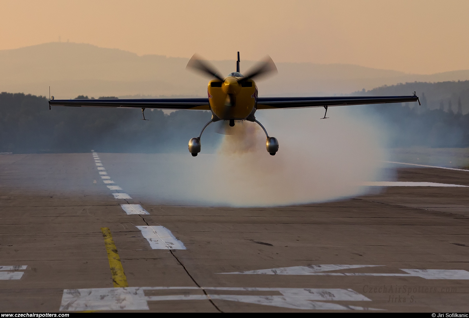 Red Bull Racing Team &ndash; Extra EA-300SR OK-SON