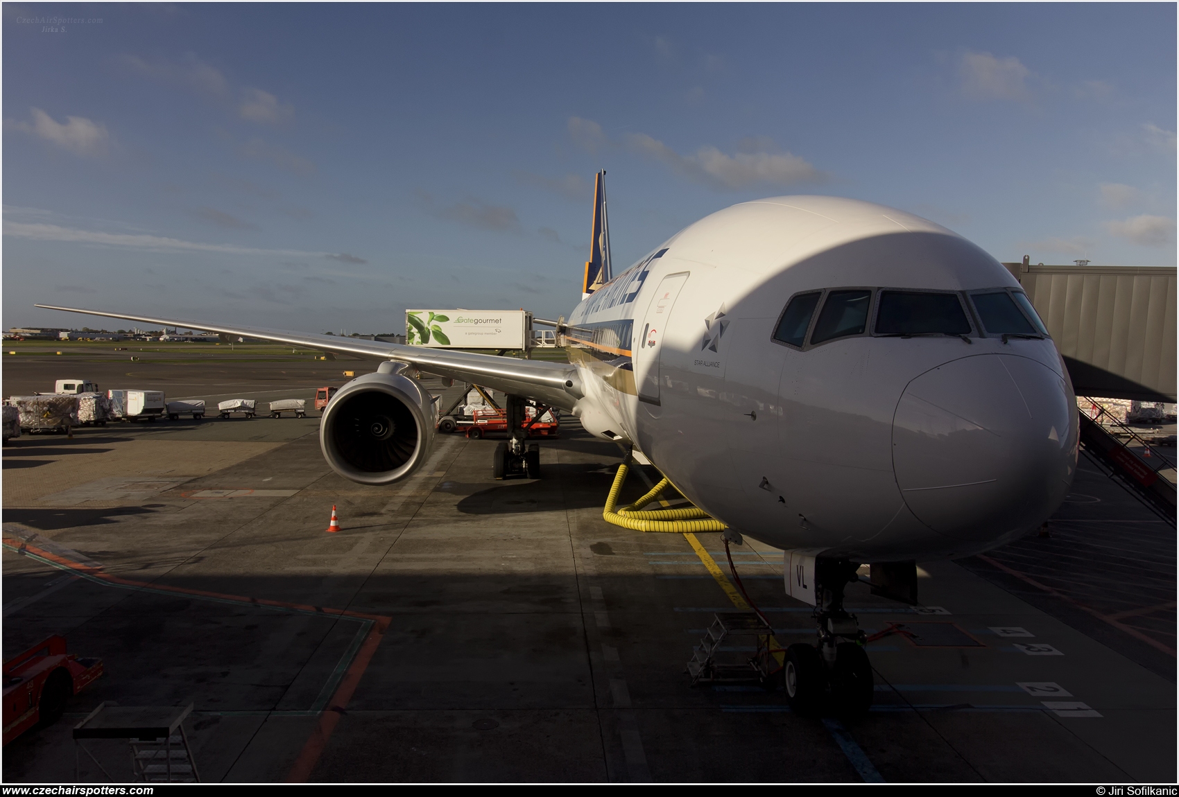 Singapore Airlines ( SQ , SIA ) &ndash; Boeing B777-212/ER 9V-SVL