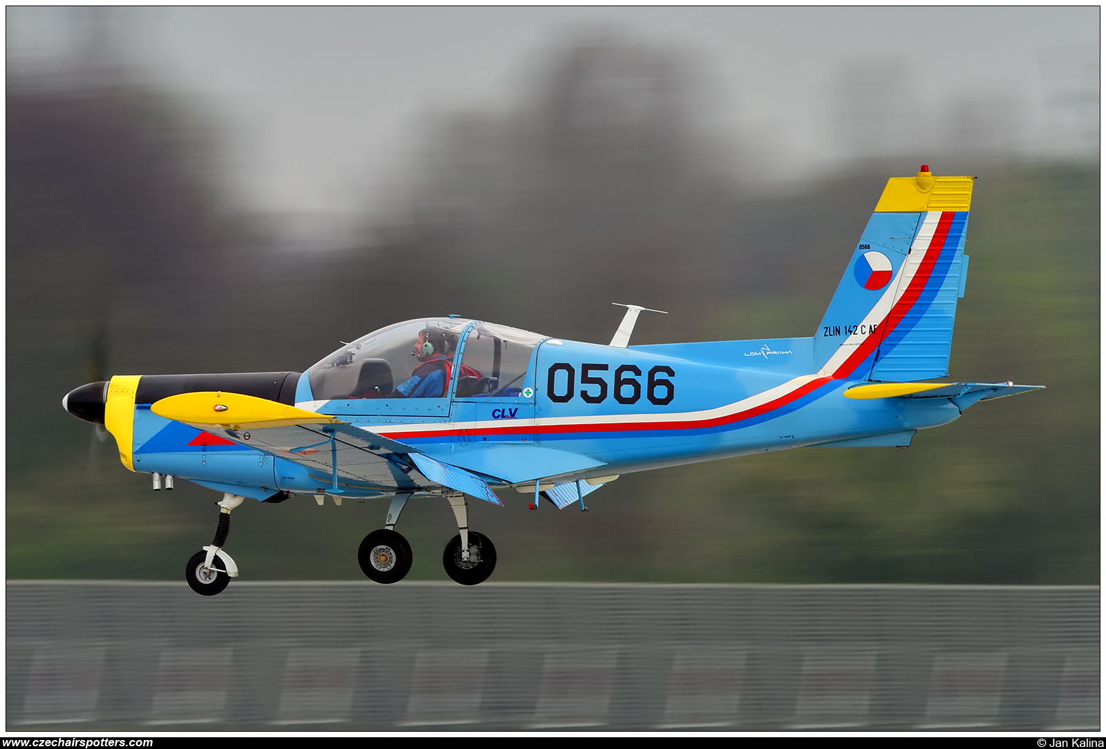 LOM Praha - CLV &ndash; Zlin Z-142CAF 0556