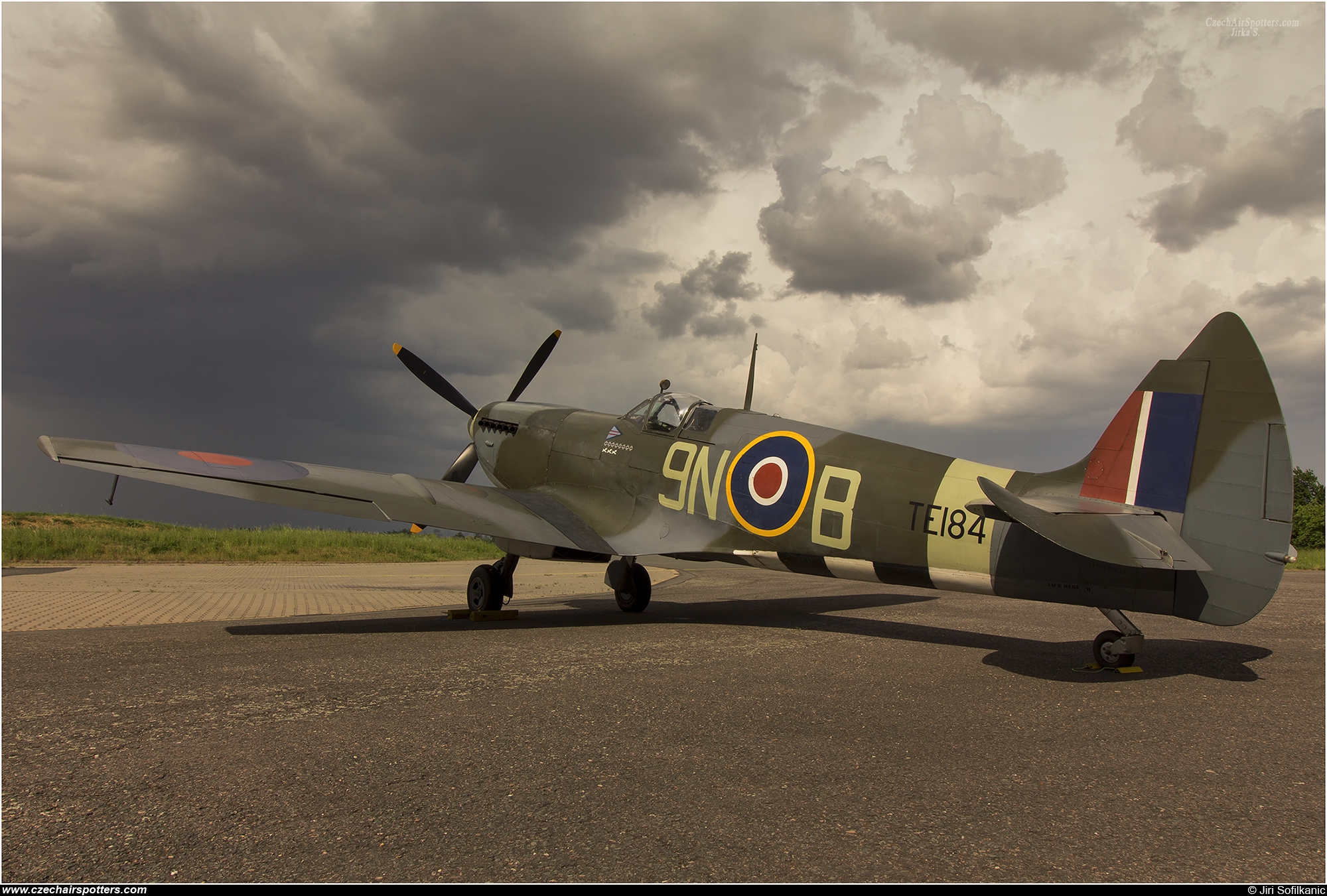 private – Supermarine Spitfire Mk XVIE (type 361) G-MXVI / 9N-B / TE184
