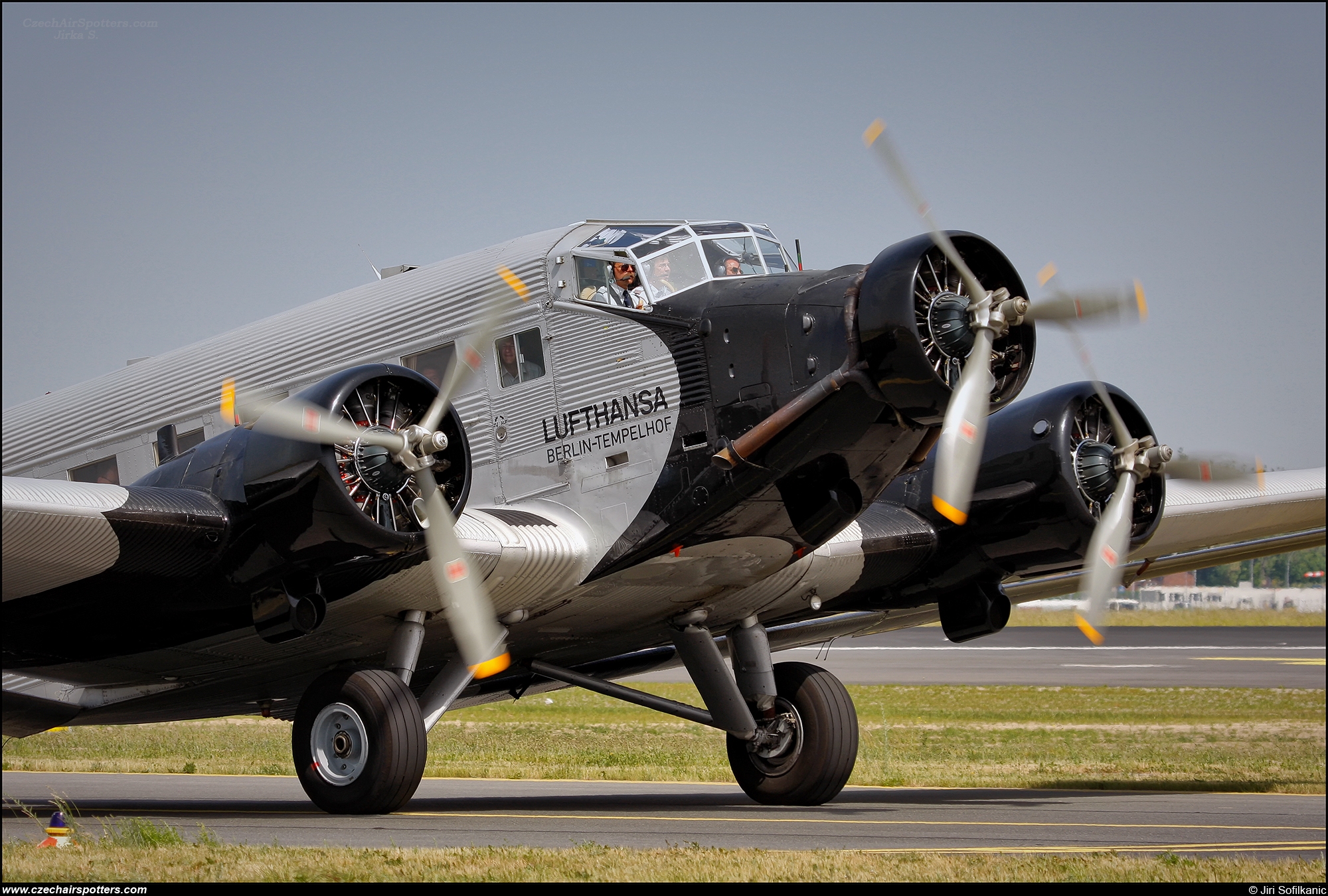 Lufthansa Stiftung &ndash; Junkers Ju-52/3mg8e D-CDLH / D-AQUI